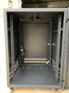 Hình ảnh : Bên trong chiếc tủ rack 15U D1000 chất lượng cao,giá rẻ chính hãng SeArack.