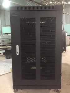 Tủ rack 20U D600 cánh lưới màu đen chất lượng cao, giá rẻ hãng SeArack sản xuất.