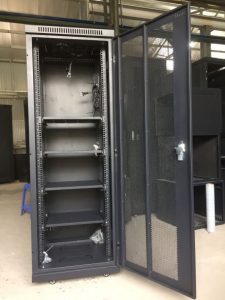 Hình ảnh : Phụ kiện bên trong chiếc Tủ rack 42U D800 chất lượng cao , giá rẻ hãng SeArack .
