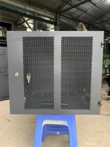Hình ảnh : Tủ rack 10U treo tường màu đen cánh lưới do SeArack sản xuất .