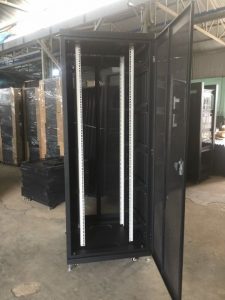 Hình ảnh : Bên trong chiếc Tủ rack 45U D1000 hãng SeArack sản xuất chất lượng cao, giá rẻ . 